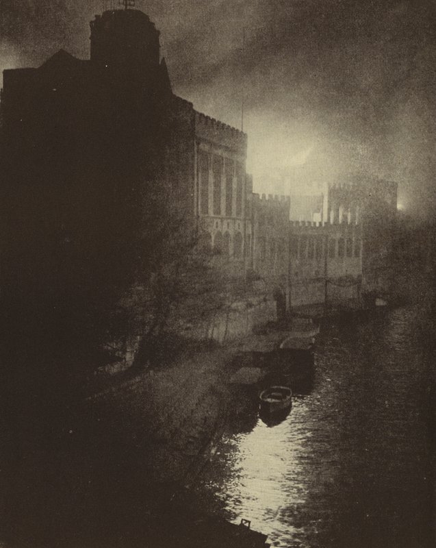 Zerstörung der mittelalterlichen Guildhall von York durch einen deutschen Luftangriff während des Baedecker Blitz im Zweiten Weltkrieg, April 1942 (s/w Foto) von English Photographer