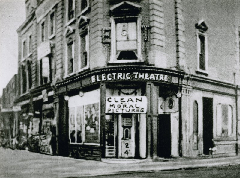 Frühes Flohkino, das Nelson Electric Theatre in der Old Kent Road, zeigt saubere moralische Bilder von English Photographer