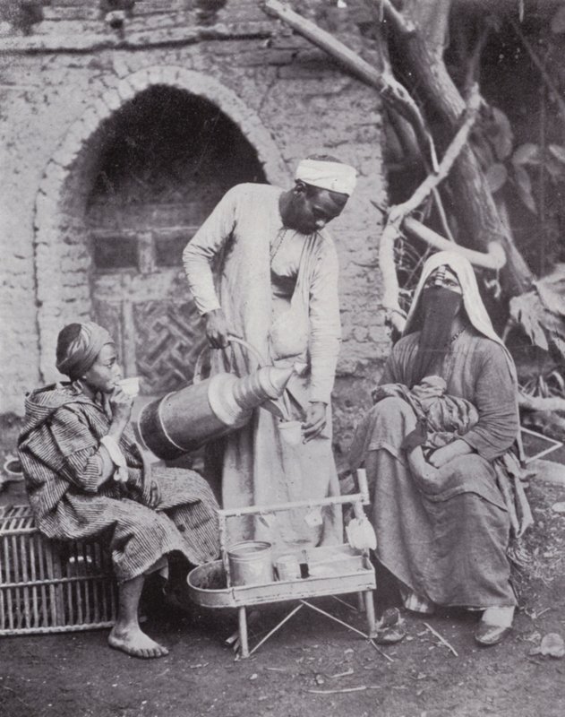Ägypten: Türkischen Kaffee auf den Straßen von Kairo servieren (s/w Foto) von English Photographer