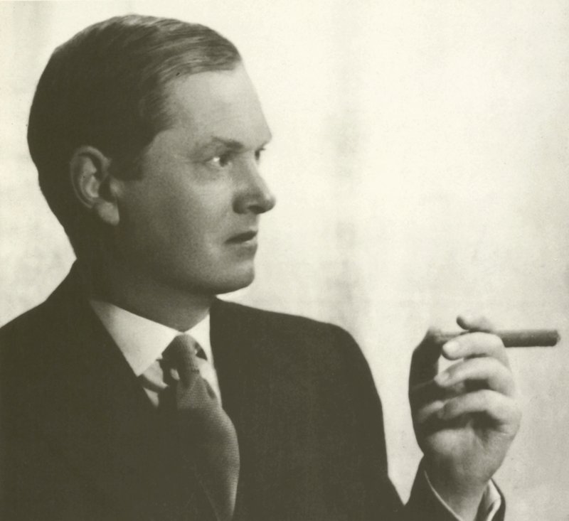 Evelyn Waugh, Porträt, rauchend Zigarre von English Photographer