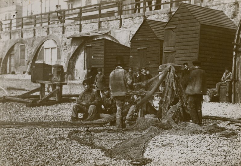 Fischer mit ihren Netzen am Strand von Brighton von English Photographer