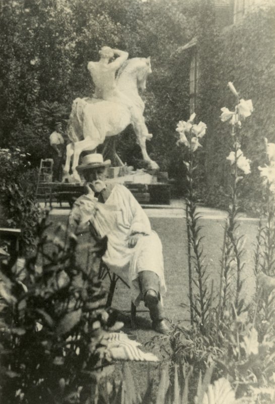 G. F. Watts im Garten des Little Holland House, Melbury Road, Kensington von English Photographer