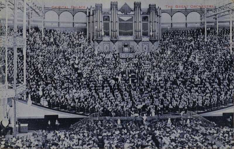 Gesamtansicht des großen Orchesters von English Photographer