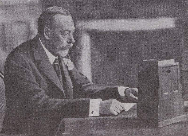 George V. sendet seine Weihnachtsbotschaft an das Britische Commonwealth und Empire von English Photographer