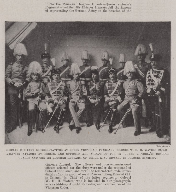 Deutsche Militärvertreter beim Begräbnis von Königin Victoria, Oberst W H H Waters (MVO), Militärattaché in Berlin, und Offiziere und Unteroffiziere der 1. (Königin Victorias) Dragoner und der 5. Bluche von English Photographer