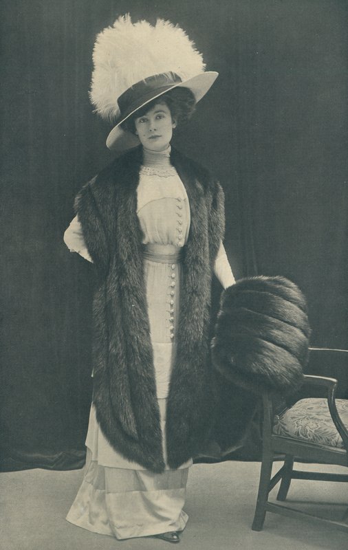Anmutig geformter Skunk-Stola und Muff von English Photographer