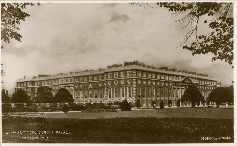 Hampton Court Palace, Süd- und Ostfronten von English Photographer