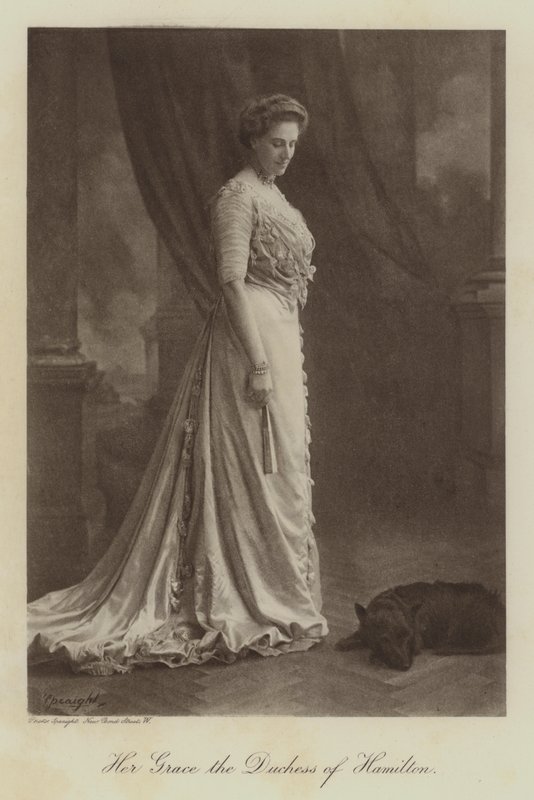 Ihre Gnaden die Herzogin von Hamilton (s/w Foto) von English Photographer