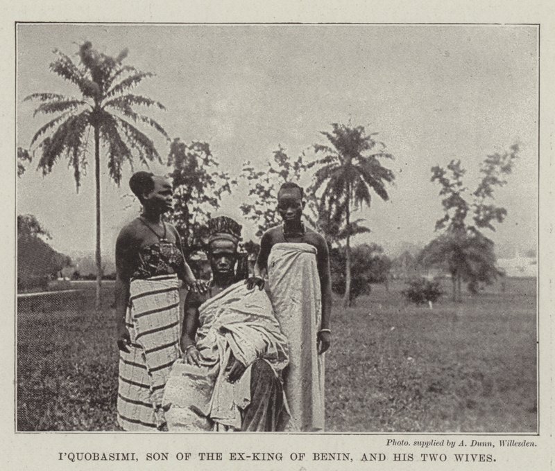 IQuobasimi, Sohn des Ex-Königs von Benin, und seine zwei Frauen von English Photographer