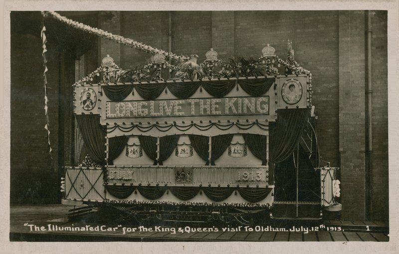 Beleuchtete Straßenbahn zur Erinnerung an den Besuch des Königs und der Königin in Oldham, 12. Juli 1913. Postkarte von 1913. von English Photographer