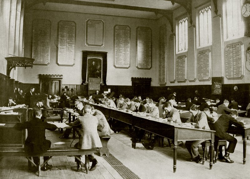In einer großen öffentlichen Schule: Cheltenham von English Photographer
