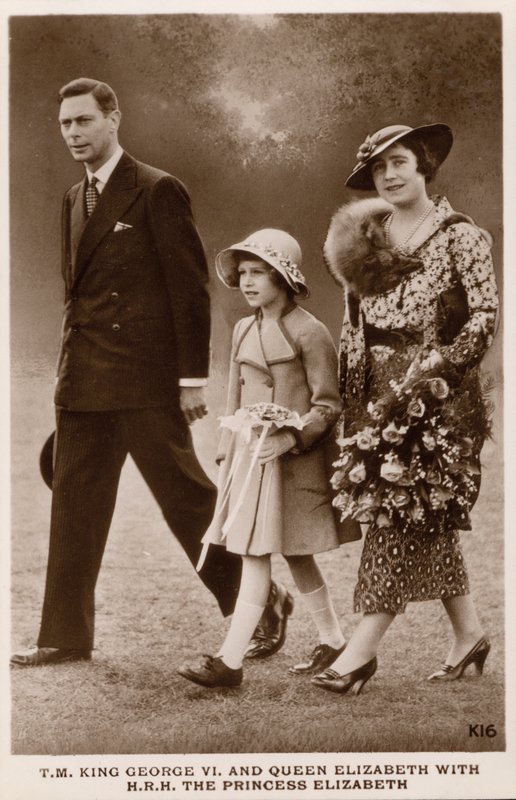 König George VI. und Königin Elizabeth mit ihrer Tochter Prinzessin Elizabeth (später Königin Elizabeth II.) von English Photographer