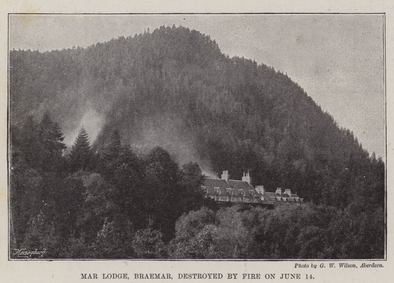 Mar Lodge, Braemar, durch Feuer zerstört am 14. Juni von English Photographer