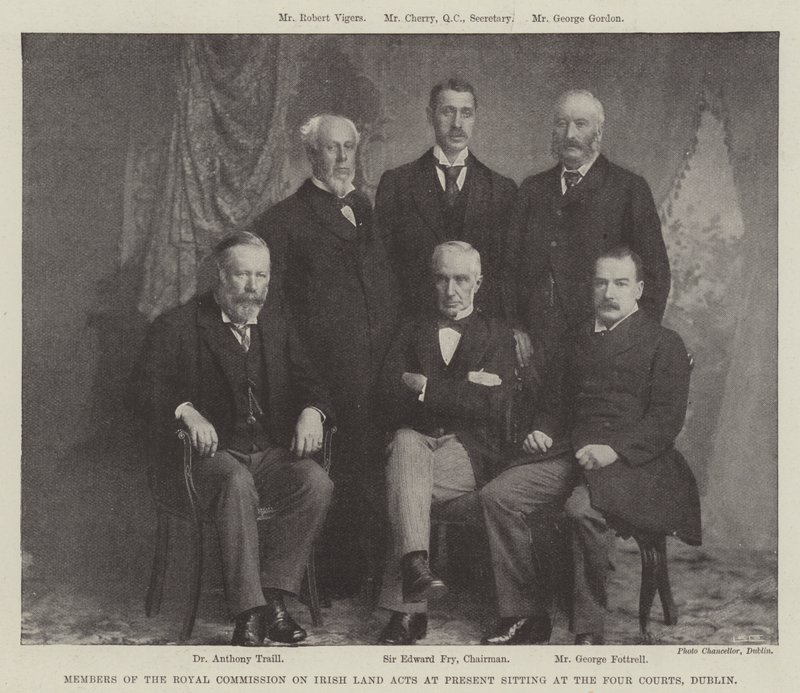 Mitglieder der königlichen Kommission zu den irischen Landgesetzen, die derzeit im Four Courts, Dublin, tagen von English Photographer