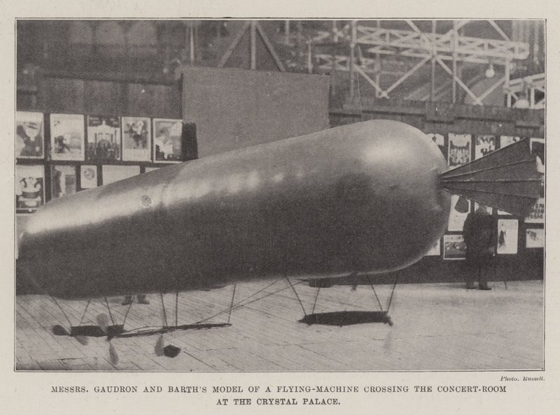 Das Modell einer Flugmaschine von Messers Gaudron und Barth überquert den Konzertsaal im Crystal Palace von English Photographer