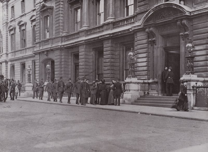 Metropolitan-Polizisten gehen zum Dienst in der Bow Street von English Photographer