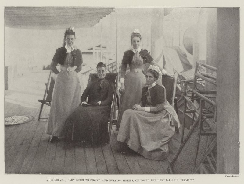 Fräulein Norman, Oberschwester, und Krankenschwestern an Bord des Hospitalschiffs Trojan von English Photographer