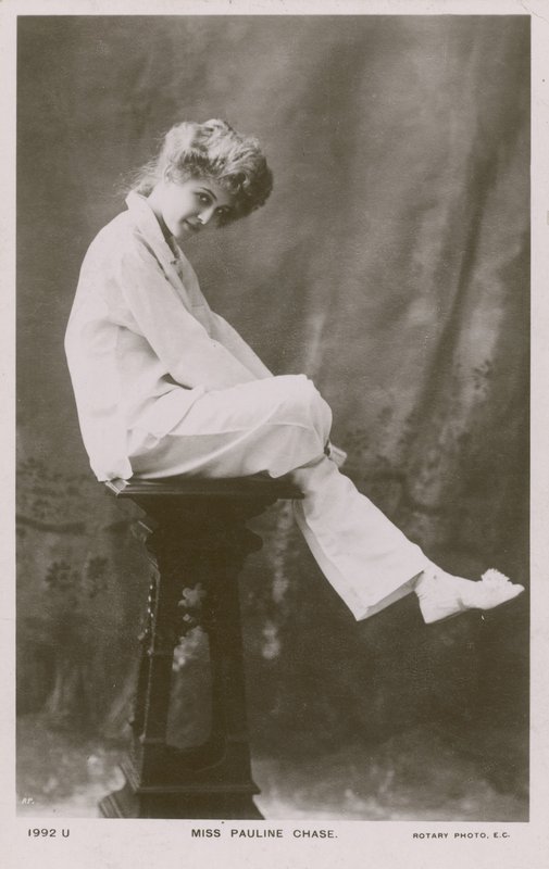 Miss Pauline Chase im Pyjama von English Photographer