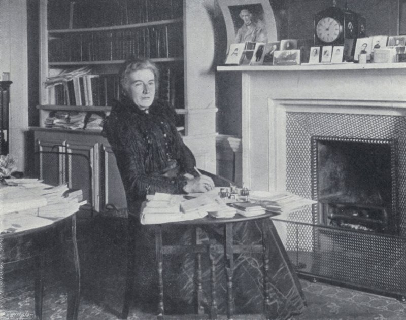 Mrs Humphry Ward in ihrem Arbeitszimmer von English Photographer