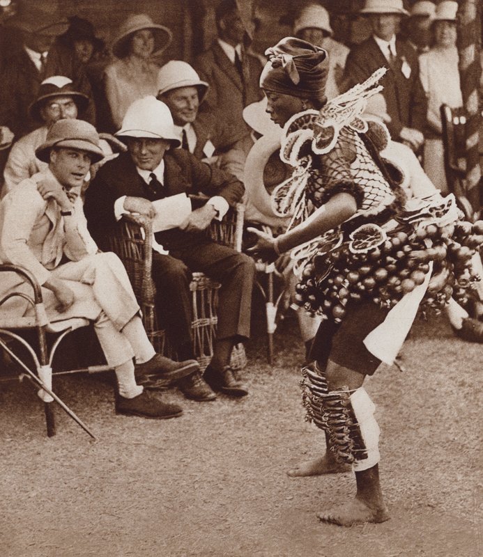 Einheimische Schönheit in Freetown, Sierra Leone, tanzt vor dem zukünftigen König Edward VIII von English Photographer