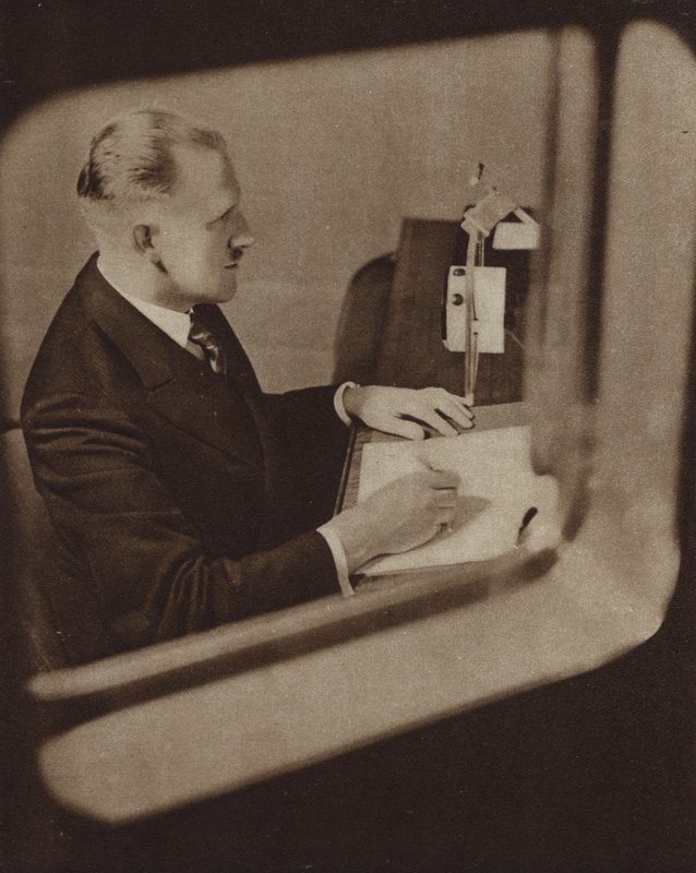 Nachrichtensprecher liest die Nachrichten in den Studios der BBC, London von English Photographer
