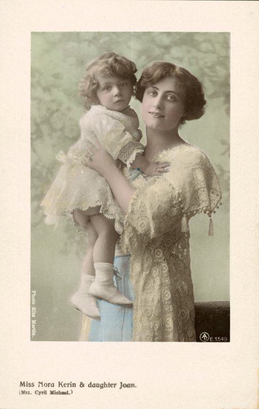 Nora Kerin, englische Bühnenschauspielerin und ihre Tochter, Joan von English Photographer
