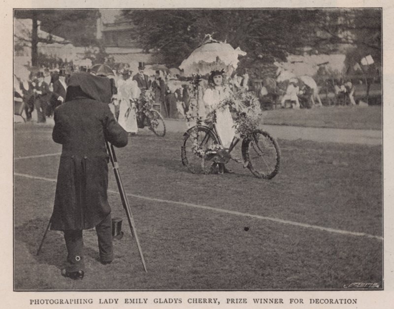 Fotografieren von Lady Emily Gladys Cherry, Preisträgerin für Dekoration von English Photographer