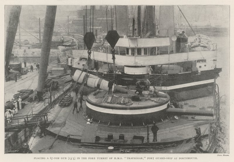 Platzierung einer 67-Tonnen-Kanone (13,5) im Vorderturm der HMS Trafalgar, Hafenschutzschiff in Portsmouth von English Photographer