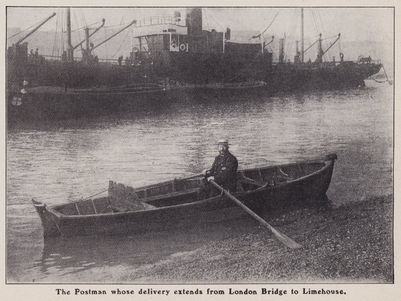 Postbote, dessen Zustellgebiet von der London Bridge bis Limehouse in einem Boot auf der Themse, London, reicht von English Photographer