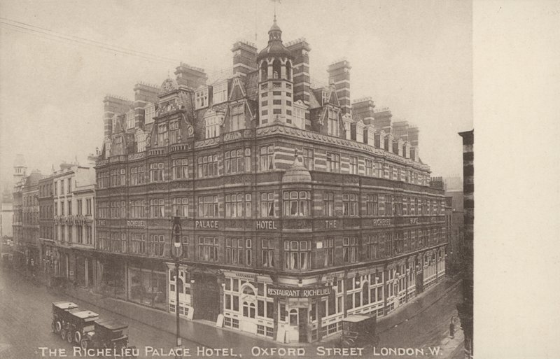 Richelieu Palace Hotel, Oxford Street, London W (s/w Foto) von English Photographer