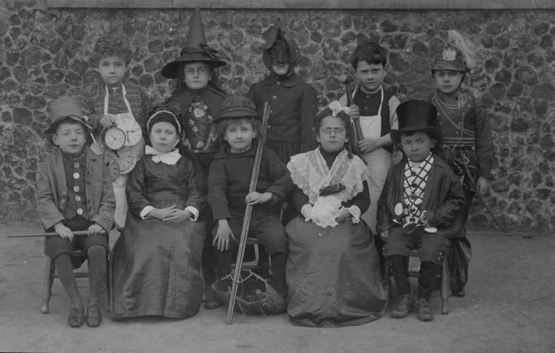 Schulkinder, Norfolk, in Kostümen, frühes 20. Jahrhundert von English Photographer
