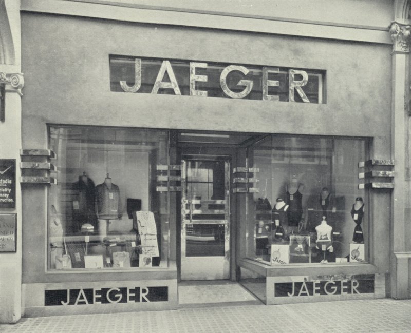 Ladenfront mit Inschrift auf Gehwegniveau von English Photographer