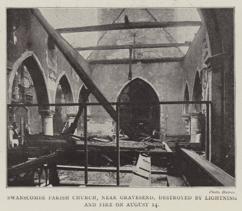 Die Pfarrkirche von Swanscombe, nahe Gravesend, durch Blitz und Feuer am 14. August zerstört von English Photographer