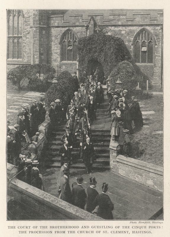 Der Hof der Bruderschaft und Guestling der Cinque Ports, die Prozession von der Kirche St. Clement, Hastings von English Photographer