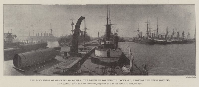 Die Ausmusterung veralteter Kriegsschiffe, die Becken in der Werft von Portsmouth, die Überfüllung zeigend von English Photographer