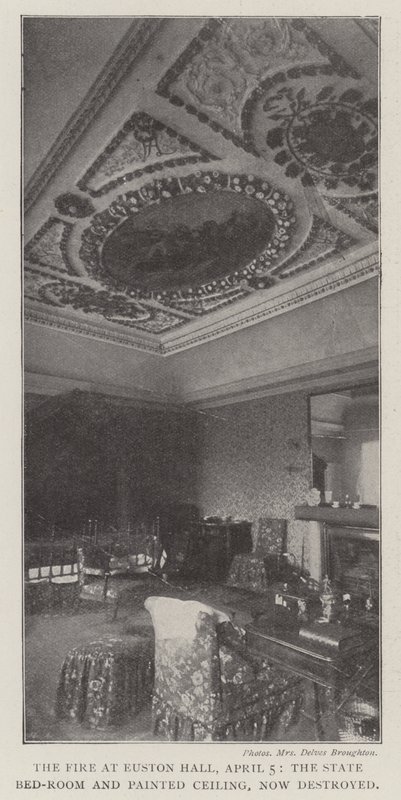 Das Feuer in Euston Hall, 5. April, das Staats-Schlafzimmer und die bemalte Decke, jetzt zerstört von English Photographer