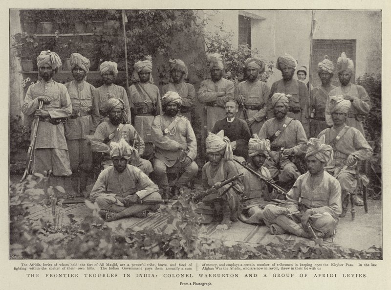 Die Grenzprobleme in Indien, Oberst Warburton und eine Gruppe von Afridi-Soldaten von English Photographer