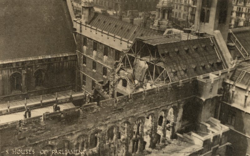 Die Houses of Parliament, London, zeigen Bombenschäden während des Zweiten Weltkriegs von English Photographer