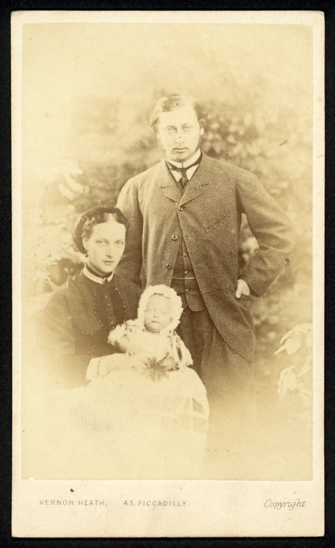Der Prinz und die Prinzessin von Wales und Prinz Albert Victor von English Photographer
