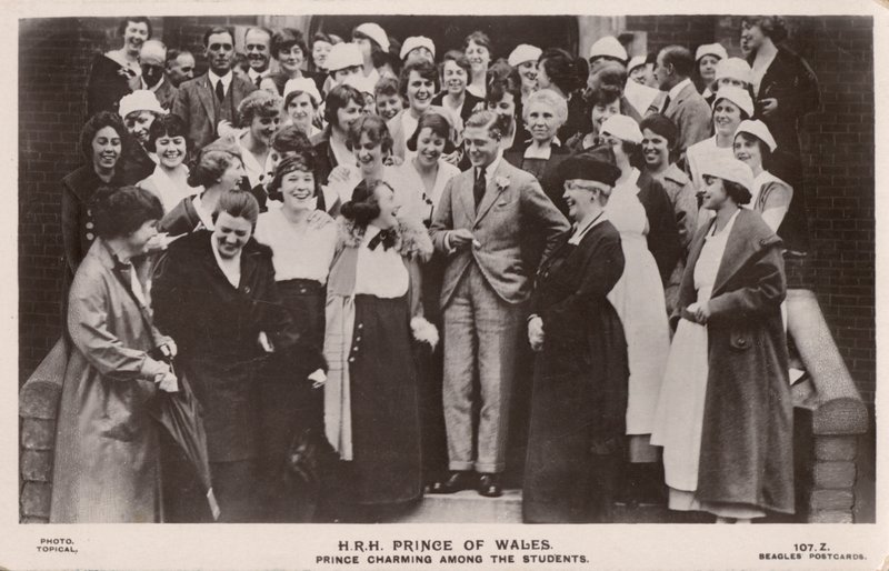 Der Prinz von Wales (später König Edward VIII.) mit einer Gruppe von Studentinnen von English Photographer