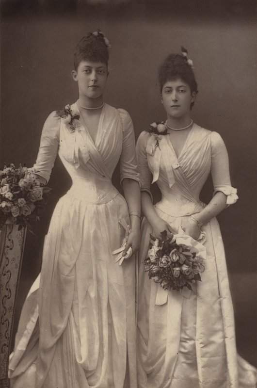 Die Prinzessinnen Victoria und Maud von Wales von English Photographer