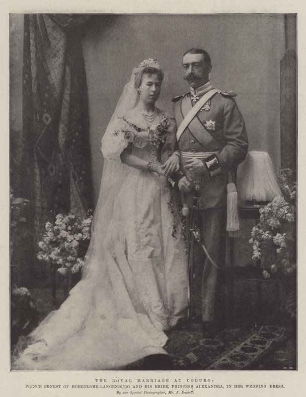 Die königliche Hochzeit in Coburg, Prinz Ernst von Hohenlohe-Langenburg und seine Braut, Prinzessin Alexandra, in ihrem Hochzeitskleid von English Photographer