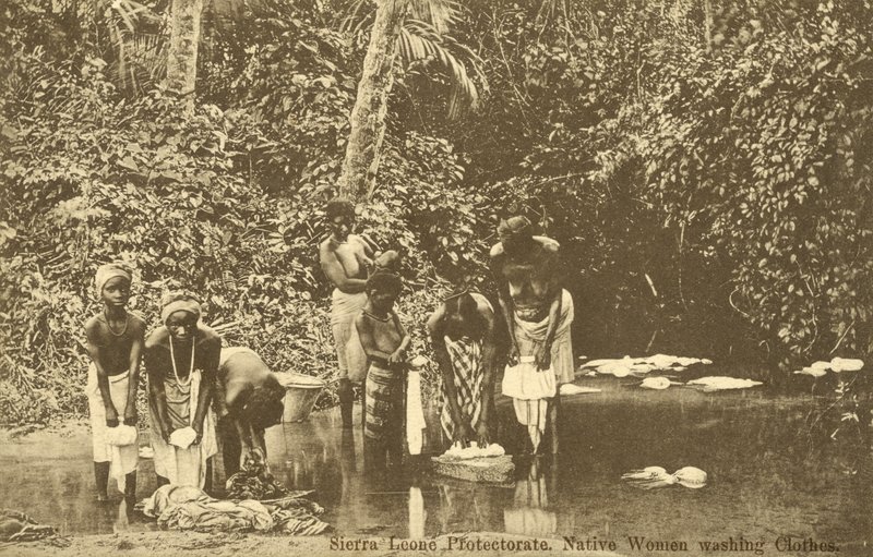 Frauen waschen Kleidung in einem Fluss, Sierra Leone von English Photographer