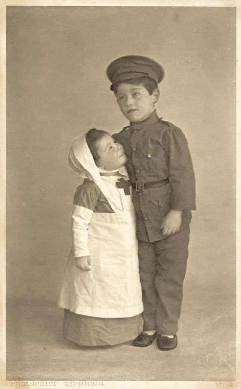 Junges Mädchen und Junge im Rollenspiel des Ersten Weltkriegs von English Photographer