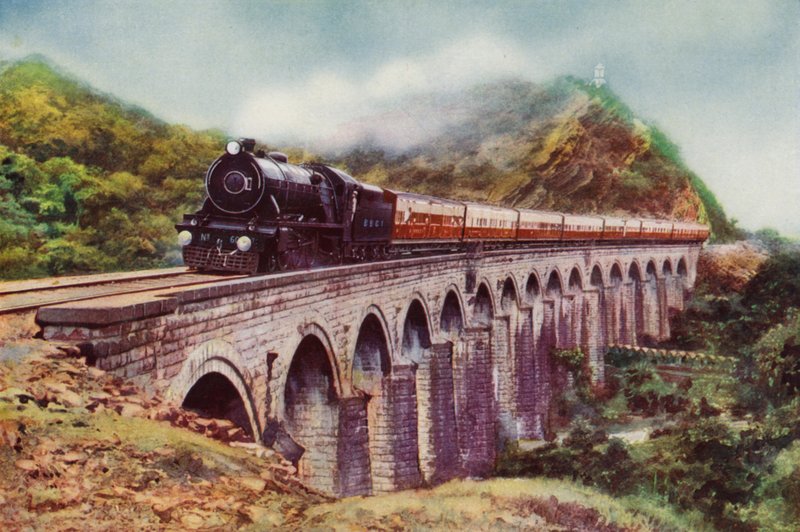 4-6-2 Dampflokomotive der Bombay, Baroda und Central India Railway, die den Frontier Mail über ein Viadukt zwischen Bombay und Delhi zieht von English School