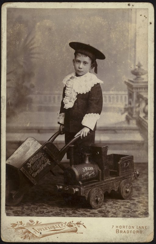 Porträt eines jungen Jungen mit einem Handkarren von English School