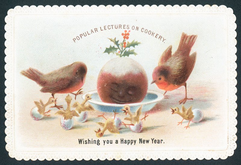 Rotkehlchen und Küken schauen auf lächelnden Pflaumenpudding, Neujahrskarte von English School