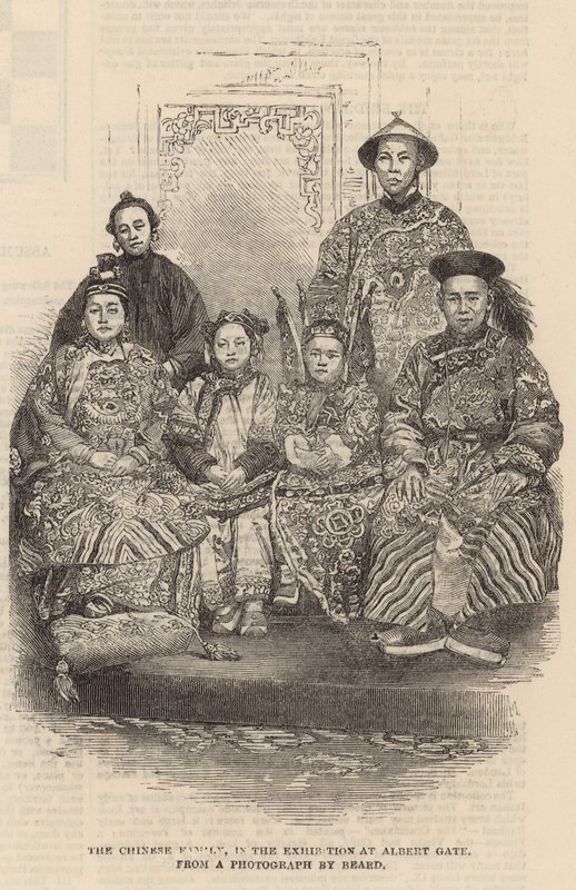Die chinesische Familie in der Ausstellung am Albert Gate von English School