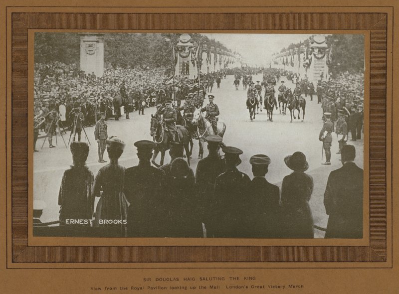 Siegesfeiern in London 1919, Sir Douglas Haig salutiert den König von Ernest Brooks