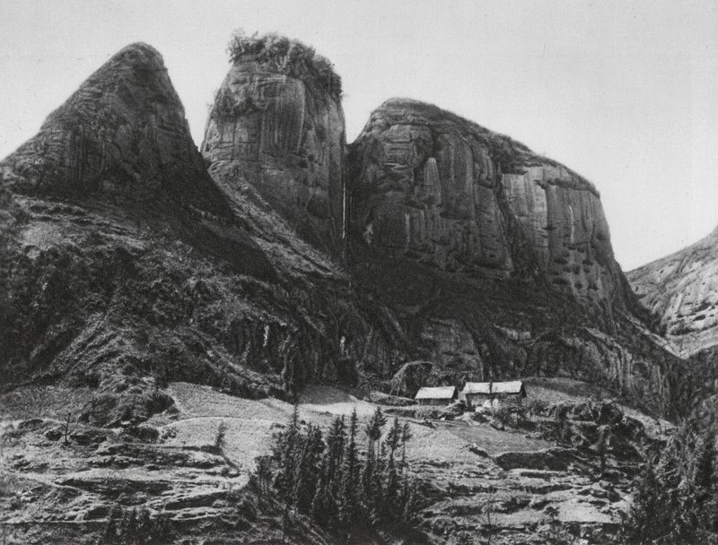 Ichangfu, Pi kia shan, Hupei, Der Pinselhalterberg gegenüber dem Höhlentempel des Drachenkönigs von Ernst Boerschmann
